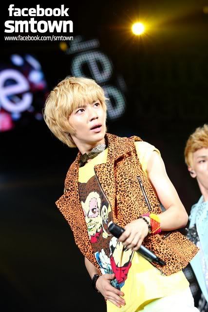 SHINee @ SMTown in Tokyo [110904] 309105_244419618934213_200739259968916_681018_3718381_n