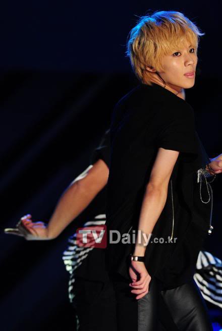 SHINee @ Hallyu Dream Concert [111003] 316710_274337472587105_204169252937261_944018_2079884416_n