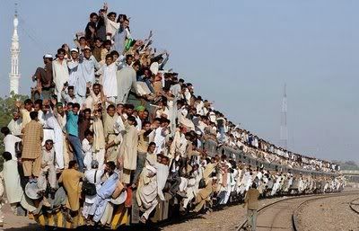 Kereta Unik di dunia!,, MASUK GAN  Train-full-of-people01