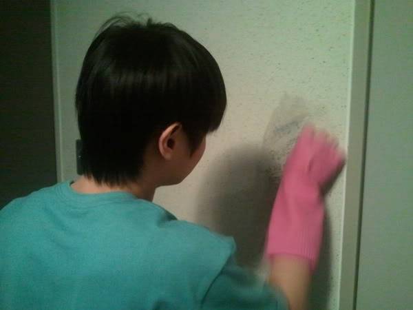 [26-02-2011]El manager sube una foto de YoSeob limpiando los grafitis de las fans 248395767