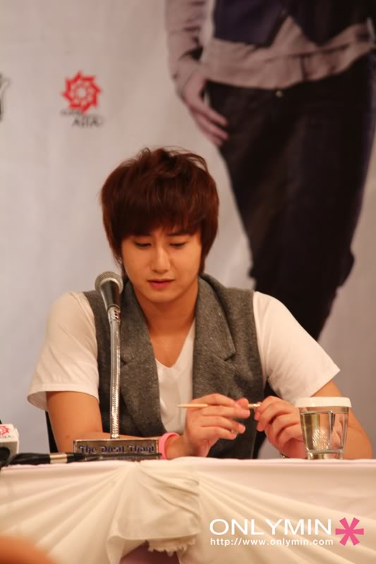 Imagenes Kyu Jong Young Saeng en Tailandia conferencia, fanmeeting y de compras V-yskjtaipres18