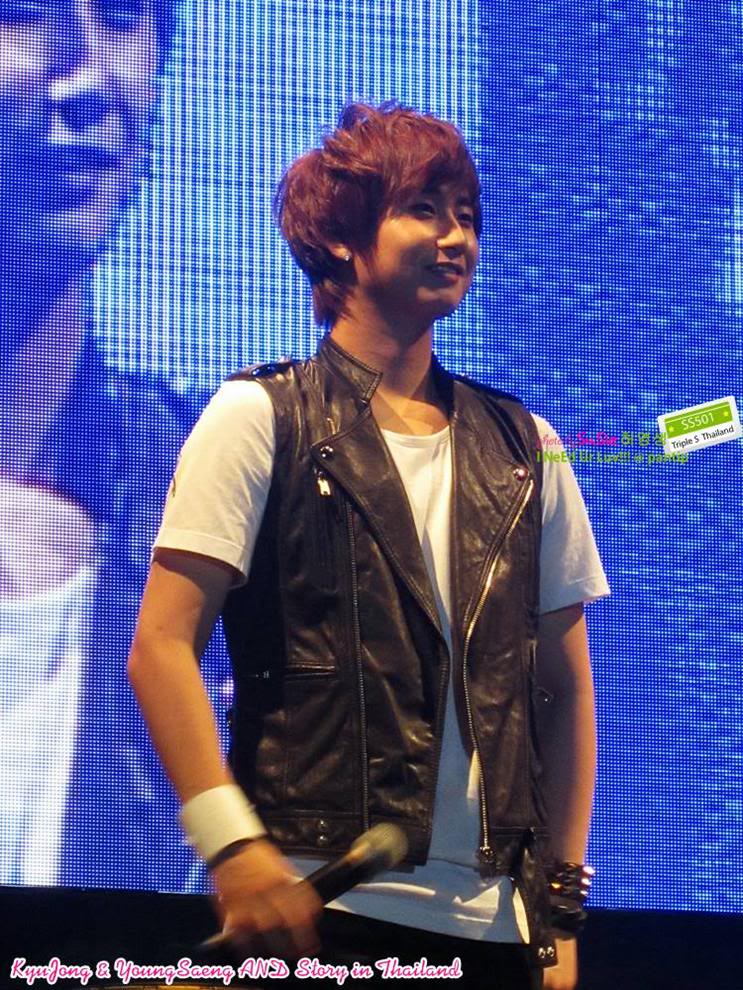 Imagenes Kyu Jong Young Saeng en Tailandia conferencia, fanmeeting y de compras V-yskytailand111