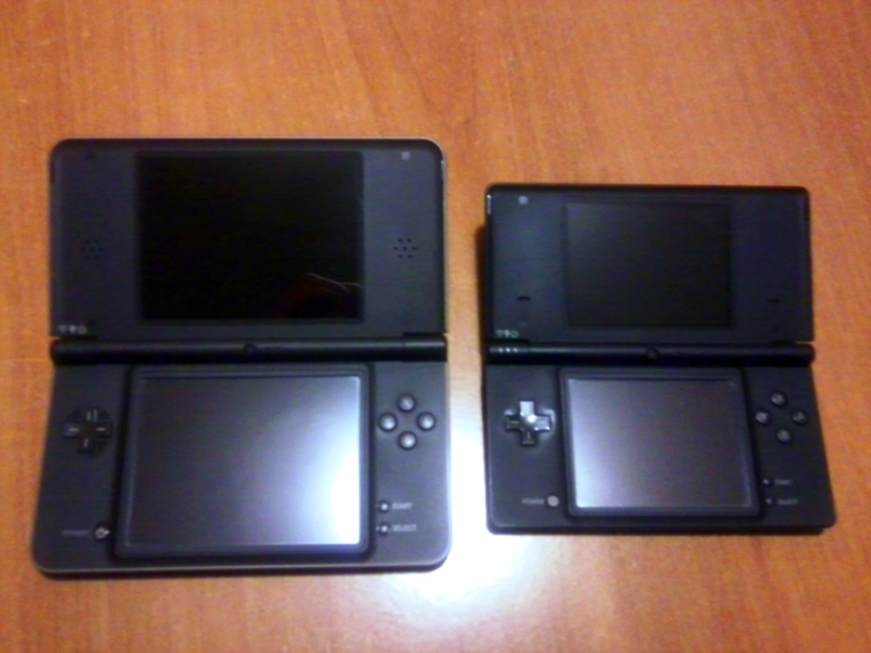 2009 Nintendo DSi XL 800px-NDSi_NDSiXL