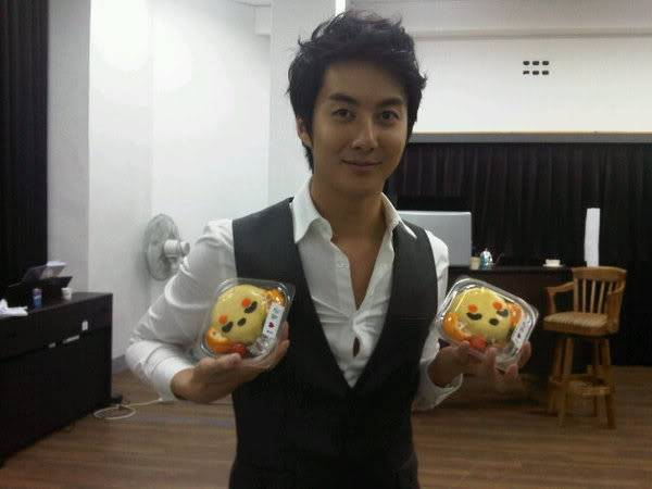 [trans+fotos] HyungJun, KyuJong y YoungSaeng en Twitter (19.11.10) 195058196