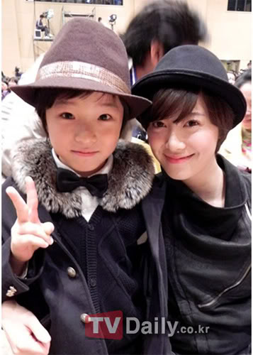 [news] Goo Hye Sun posa con 'mini Kim Hyun Joong' 20101107_goohyesun_01