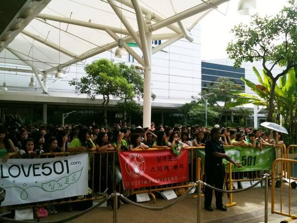 [trans+fotos+videos] Sesión de firmas de Kim Hyun Joong en Singapur contada por las fans, Kim Hyun Joong firma como 'Kim Hyun Joong SS501' 202130316