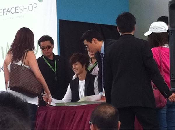 [trans+fotos+videos] Sesión de firmas de Kim Hyun Joong en Singapur contada por las fans, Kim Hyun Joong firma como 'Kim Hyun Joong SS501' 202184025