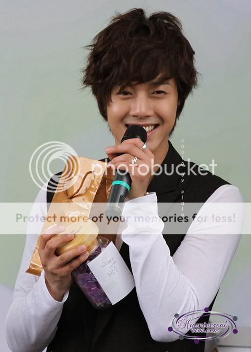 [HJL] TFS Meet & Greet (Fansign Event) (5)  162621_163577780350924_143058185736217_293042_765228_n