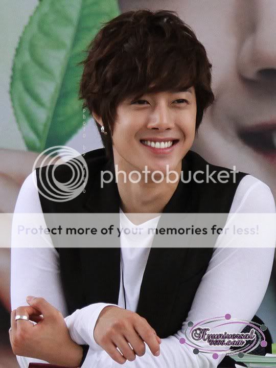 [HJL] TFS Meet & Greet (Fansign Event) (5)  63928_163577860350916_143058185736217_293046_1166516_n