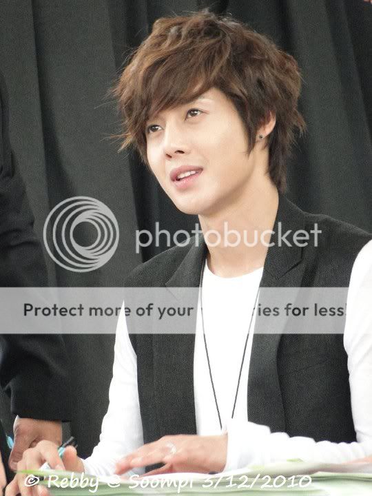 [HJL] Fotos por una TripleS de su visita a Singapur (aeropuerto, sesion de firmas) 149208_478967032179_807107179_5610626_8214400_n