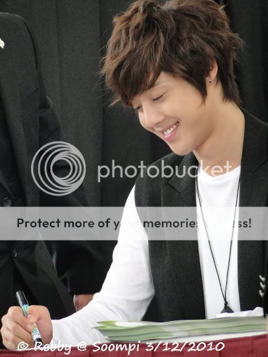 [HJL] Fotos por una TripleS de su visita a Singapur (aeropuerto, sesion de firmas) 154220_478967282179_807107179_5610632_3334937_n