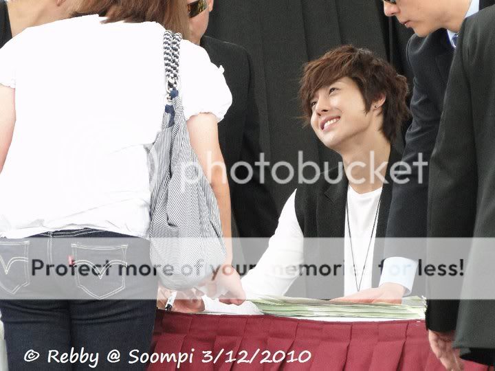 [HJL] Fotos por una TripleS de su visita a Singapur (aeropuerto, sesion de firmas) 155544_478968117179_807107179_5610647_3160979_n