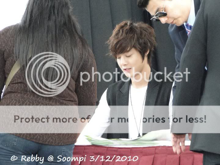 [HJL] Fotos por una TripleS de su visita a Singapur (aeropuerto, sesion de firmas) 156062_478968367179_807107179_5610652_1829163_n