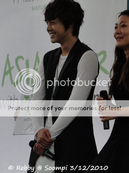 [HJL] Fotos por una TripleS de su visita a Singapur (aeropuerto, sesion de firmas) 156277_478962837179_807107179_5610532_4374872_n