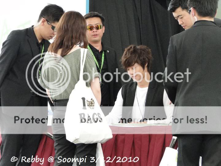 [HJL] Fotos por una TripleS de su visita a Singapur (aeropuerto, sesion de firmas) 156378_478969367179_807107179_5610666_7557256_n