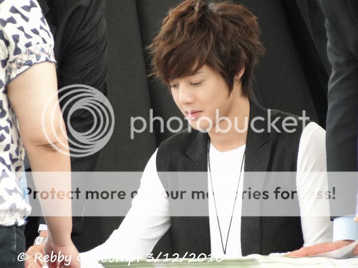 [HJL] Fotos por una TripleS de su visita a Singapur (aeropuerto, sesion de firmas) 156671_478965962179_807107179_5610608_8334572_n