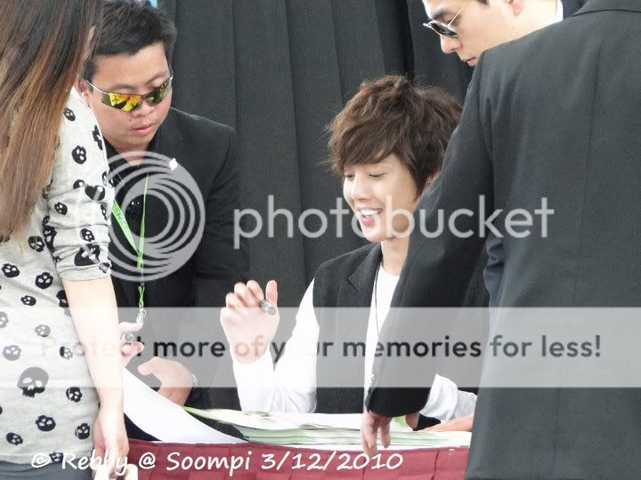 [HJL] Fotos por una TripleS de su visita a Singapur (aeropuerto, sesion de firmas) 35613_478969252179_807107179_5610663_5979635_n