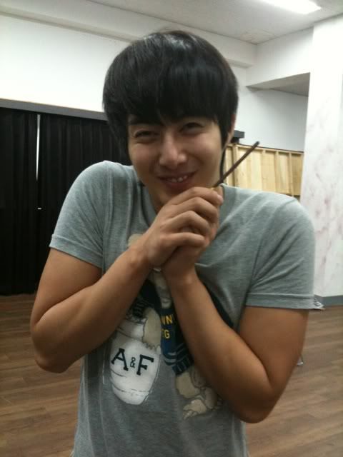 [trans+fotos] Hyung Jun, Kyu Jong, Jung Min y Young Saeng en Twitter (12.11.10) X2_35b128b