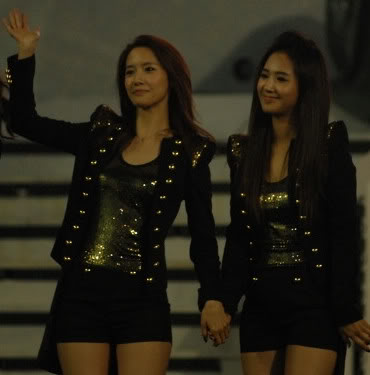 [PICS][9/10/2011] YoonYul's Love Story ๑۩۞۩๑  We are more than real *!!~ - Page 30 Dreamconcertholdinghands6