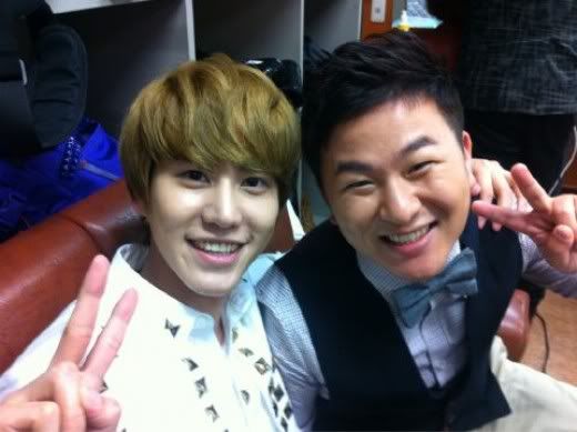 [RAND] Super Junior Kyuhyun tira foto com Huh Gak 20110930_kyuhyun_1