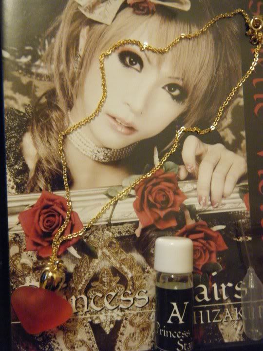 Versailles stuff for sale~ :3 208147_1789124261869_1652479718_31756836_742097_n