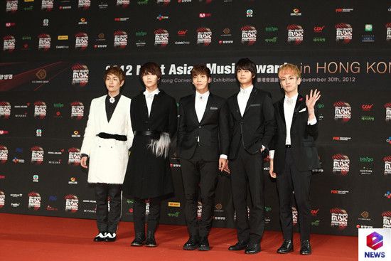 [IMG/301112] SHINee @ Mnet! Asian Music Awards - Red Carpet Tumblr_meb2atFx8X1rz19geo5_1280