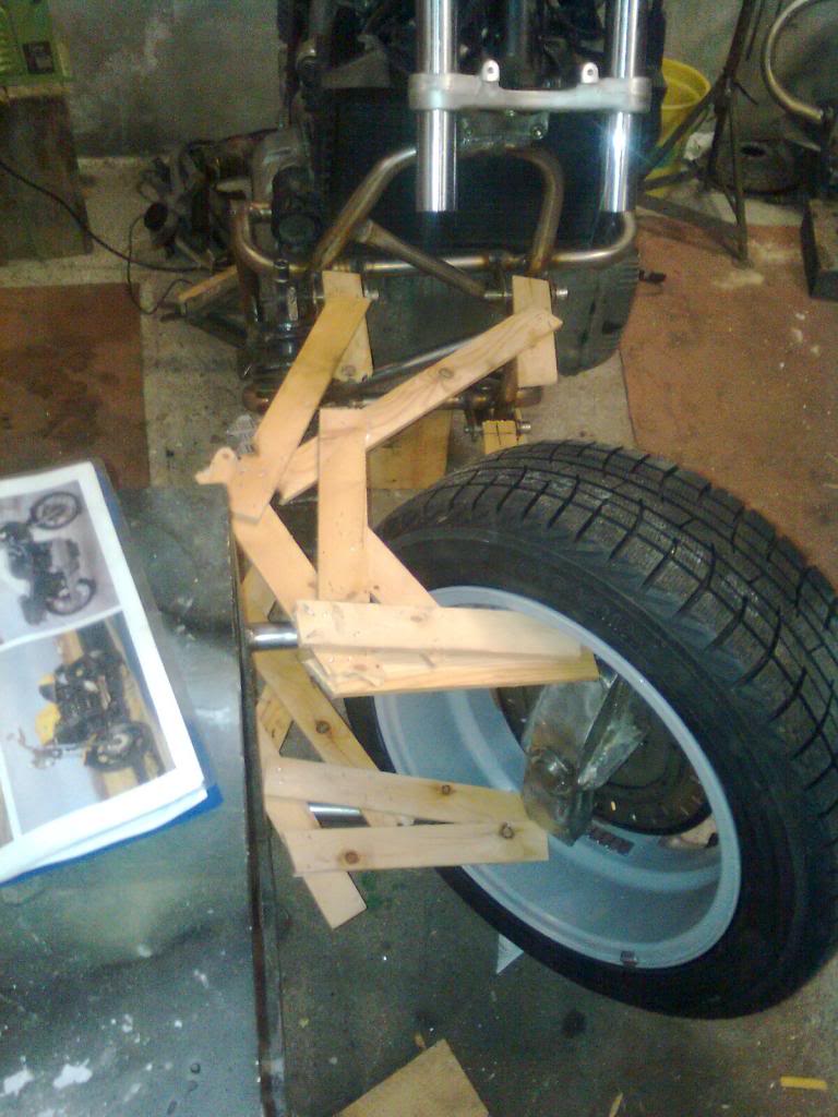 Building a BMW K100 with aluminium sidecar & single sided front suspension. Mobilbilde0359