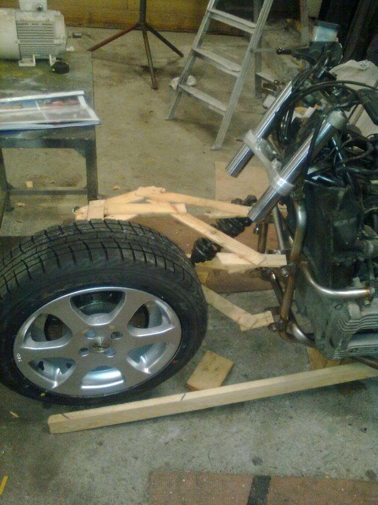Building a BMW K100 with aluminium sidecar & single sided front suspension. Mobilbilde0360