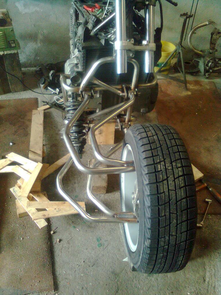 Building a BMW K100 with aluminium sidecar & single sided front suspension. Mobilbilde0365