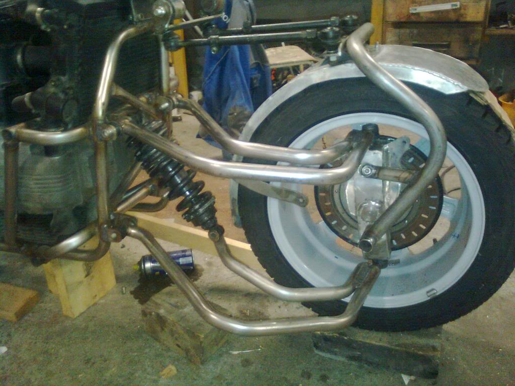 Building a BMW K100 with aluminium sidecar & single sided front suspension. Mobilbilde0369