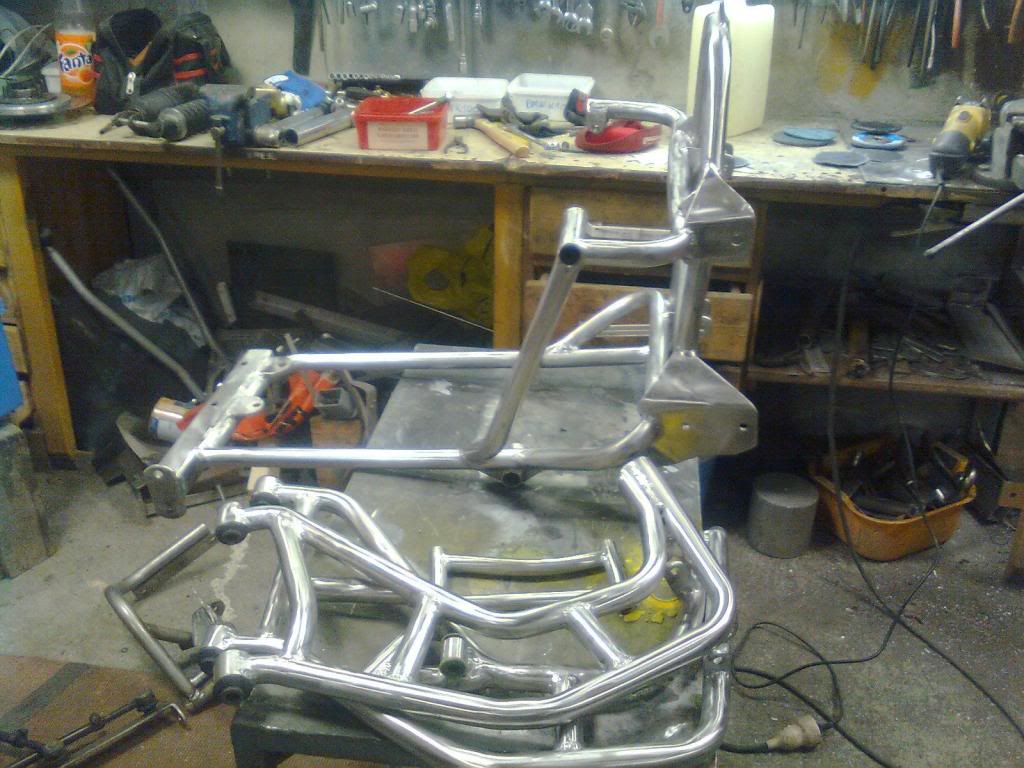 Building a BMW K100 with aluminium sidecar & single sided front suspension. Mobilbilde0417