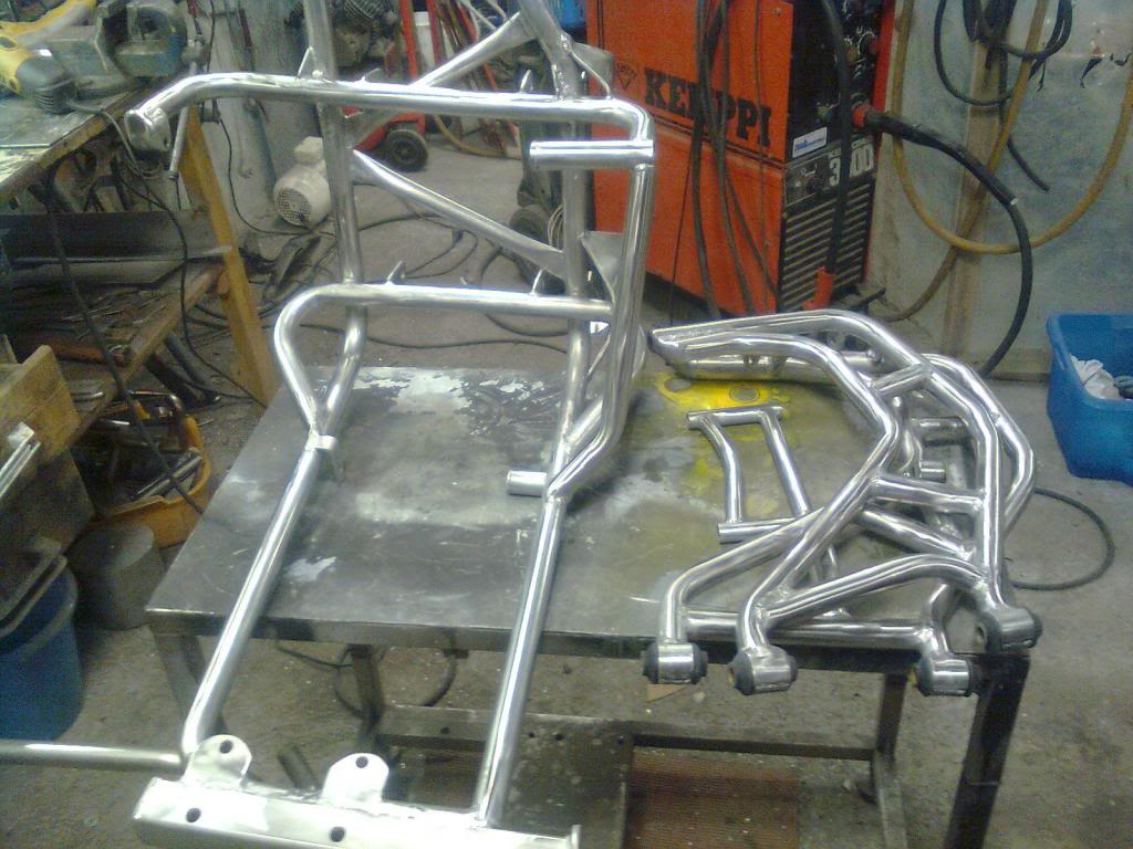 Building a BMW K100 with aluminium sidecar & single sided front suspension. Mobilbilde0418