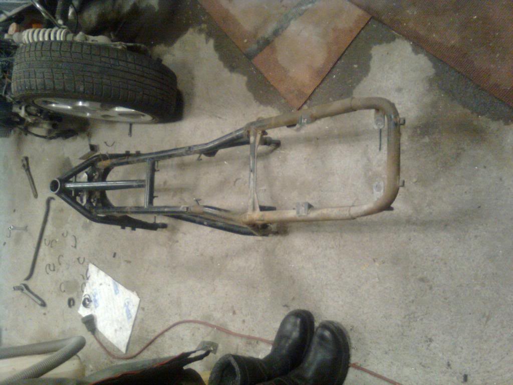 Building a BMW K100 with aluminium sidecar & single sided front suspension. Mobilbilde0724