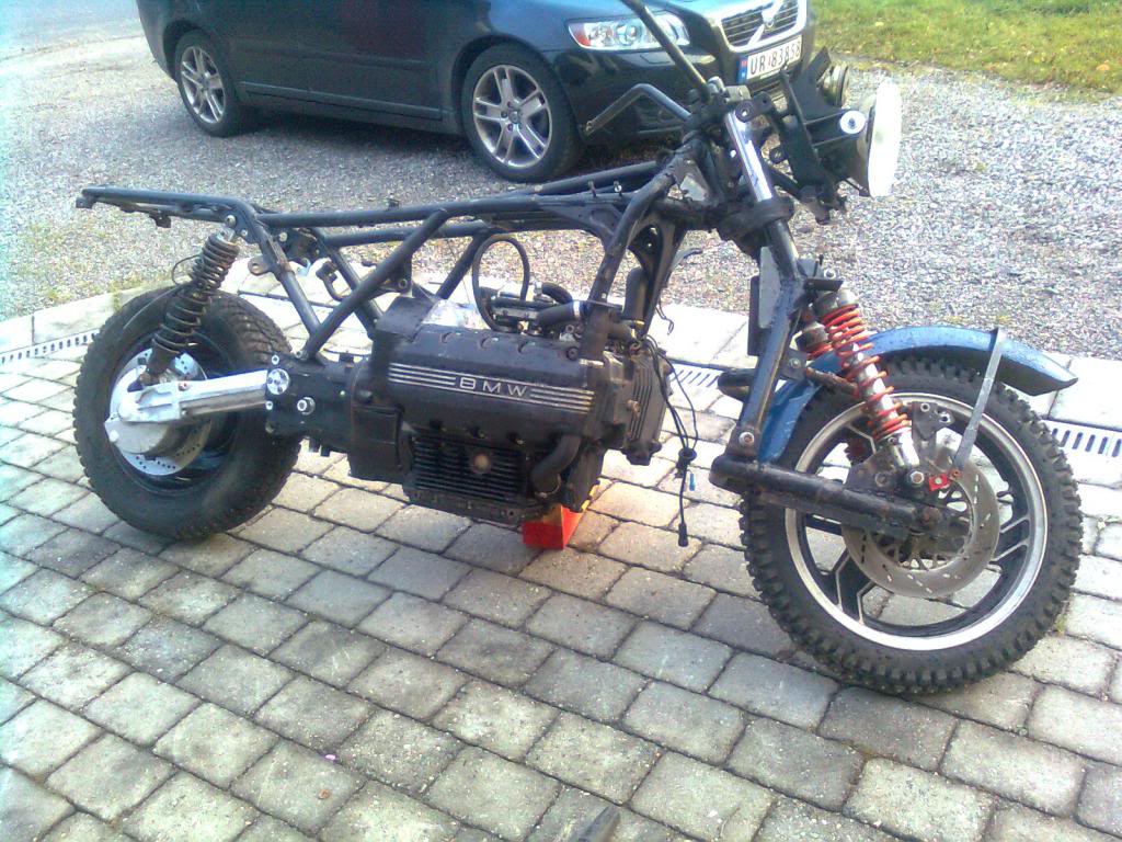 Building a BMW K100 with aluminium sidecar & single sided front suspension. Mobilbilde0779