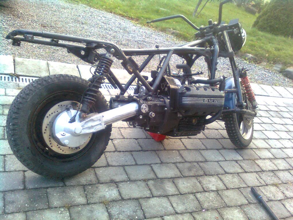 Building a BMW K100 with aluminium sidecar & single sided front suspension. Mobilbilde0780