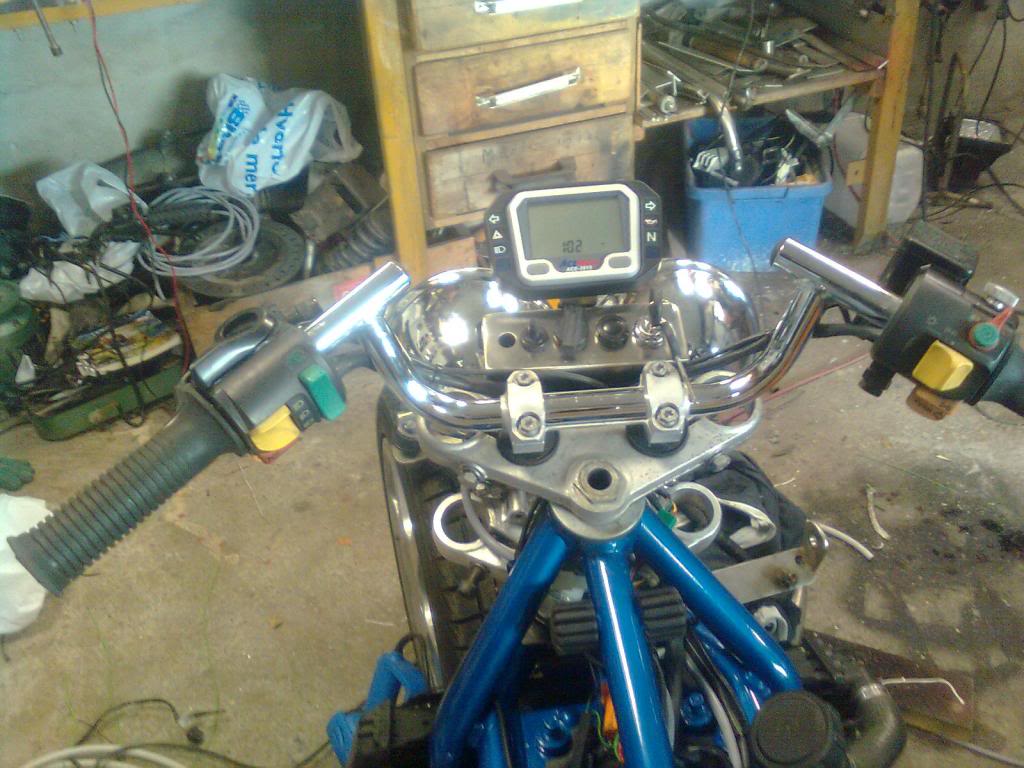 Building a BMW K100 with aluminium sidecar & single sided front suspension. Mobilbilde0828