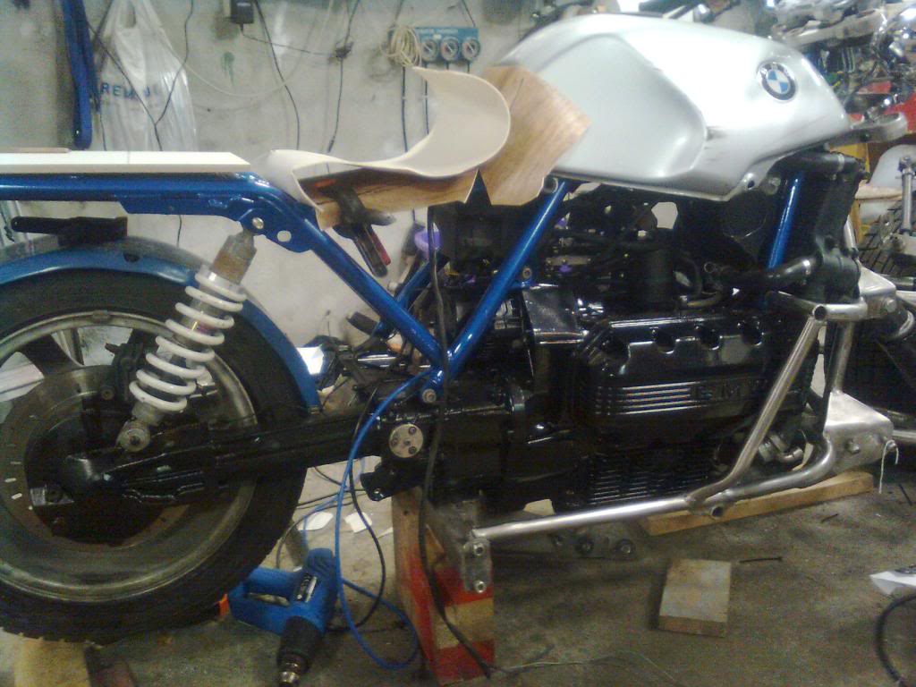 Building a BMW K100 with aluminium sidecar & single sided front suspension. Mobilbilde0836