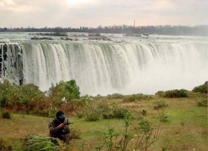 IN NIAGRA FALLS... Niagrainshilan