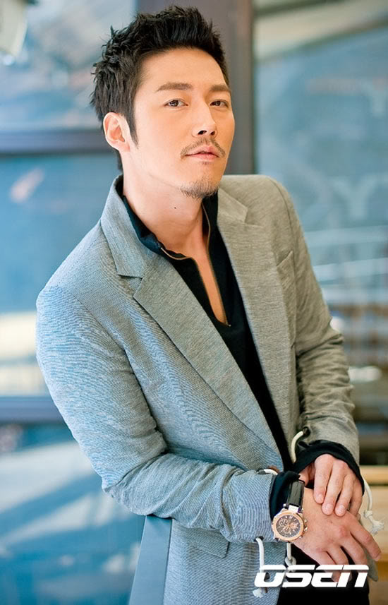 JANG HYUK trả lời phỏng vấn ngày 11.10.2011 393ssvuv