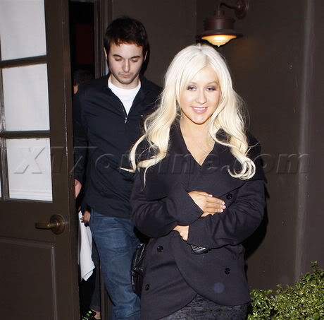 [Fotos+Video] Christina y Matt saliendo del restaurante "Mozza" Aguilerarutler030411_03-full