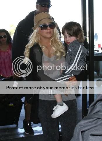 [Fotos] Christina Aguilera, Max y Matt llegando a LAX Profimedia-0092423538-1