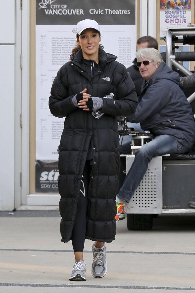 PROOF Desde el set: rodaje y backstage Jennifer-Beals-in-Leggings---on-Proof-Movie-Set--06