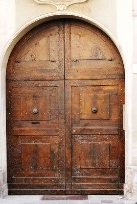 Return to the monastery. - Página 2 3047870-las-grandes-puertas-de-madera-medieval-de-la-antigua-convento-italiano
