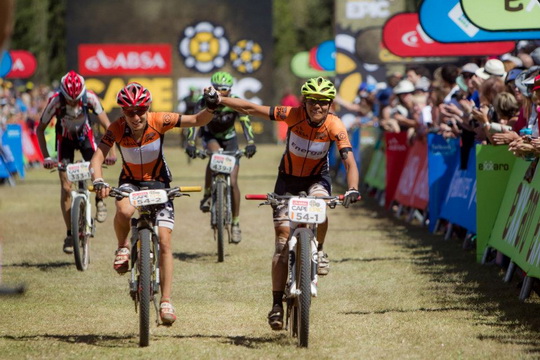 CAPE EPIC, l'aventure du team Tac-Tic du 17 au 24 mars - Page 4 482316_10151621943578319_734073440_n