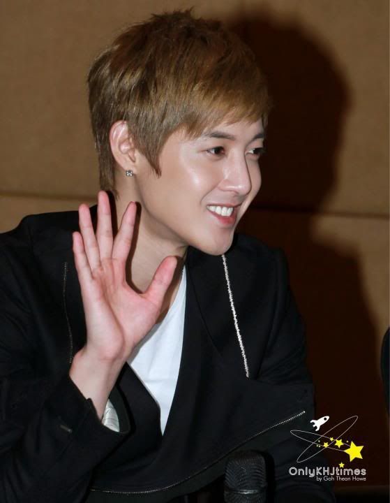 [HJL] Break Down Press Conference en Malasia (20.8.11) (2) 314147_269825736377003_231614143531496_1174496_2235845_n