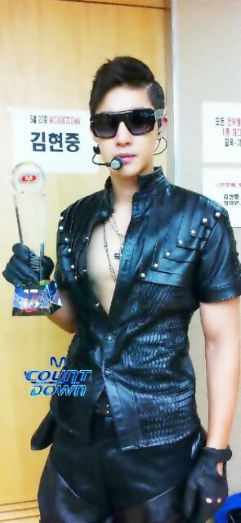 [news+foto] SS501 Kim Hyun Joong publica una foto con el premio que ganó por estar primero en un ranking de un show de música Eab980ed9884eca4914