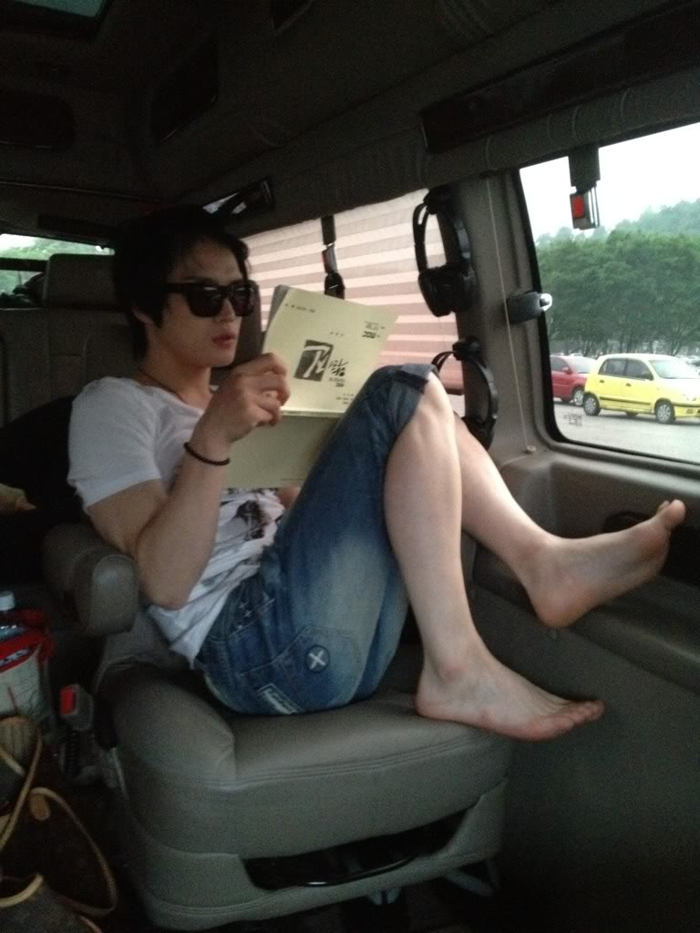 [07.06.2012][NEWS] Kim Jaejoong trang điểm ngay cả khi anh đang ngủ AuscXxICIAACakV