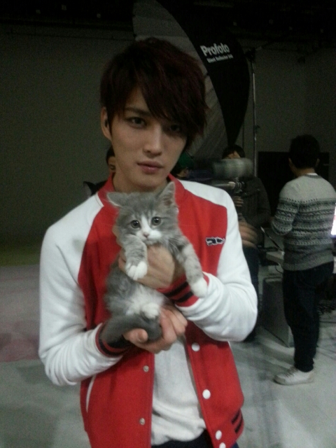 [ترجمة+ صور] 25-1-2013 Jaejoong مع قطه صغيره  1359016804159_1359015111877