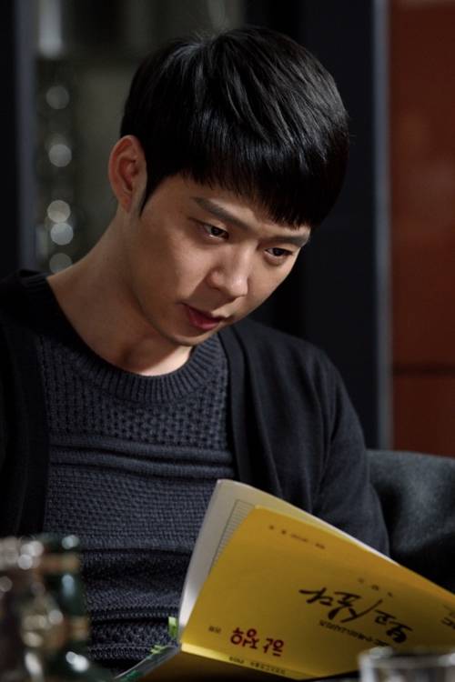 [19.12.12][News] Park Yoo Chun chăm chú, miệt mài với kịch bản…Đó là lý do tại sao anh ấy diễn hay. 201212191342482510_1