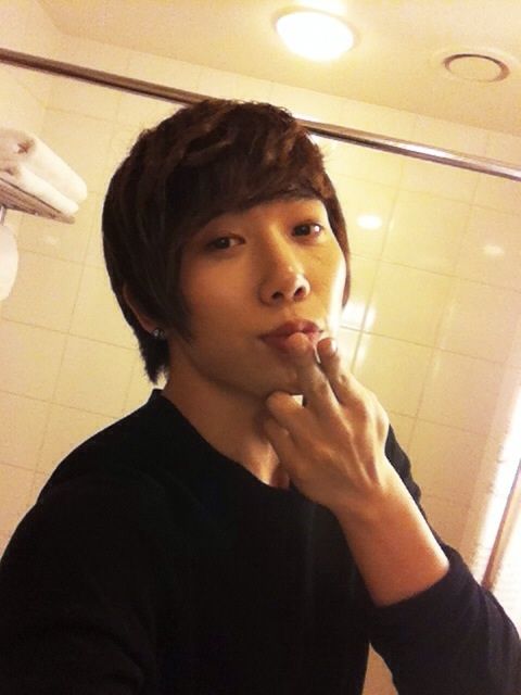 140312 Hoon es sorprendido en su sesión de fotos personal Tumblr_m0xpbhu3V81qaq5eko1_500